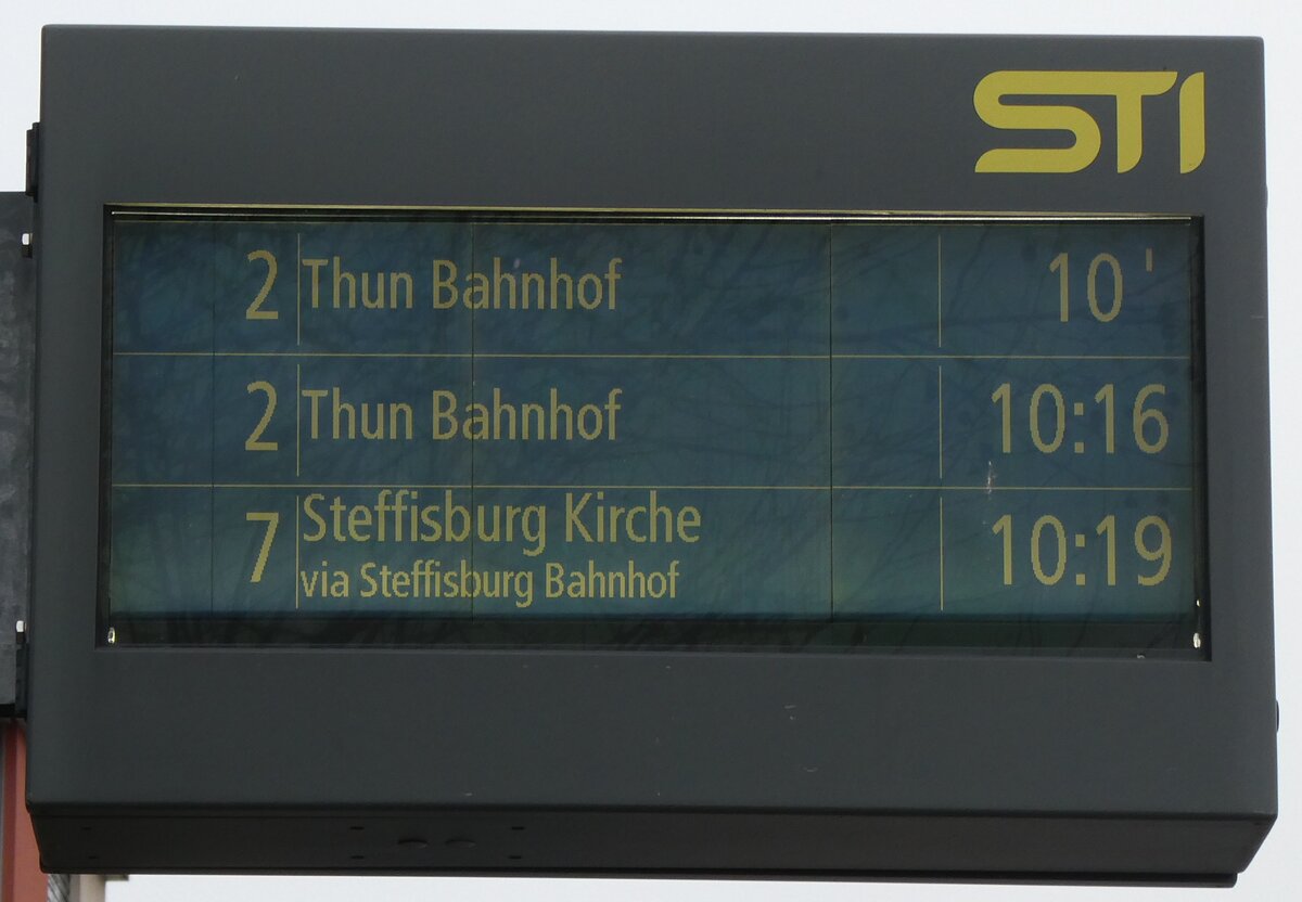 (283'143) - STI-Infobildschirm am 13. Dezember 2025 in Thun, Zentrum Oberland