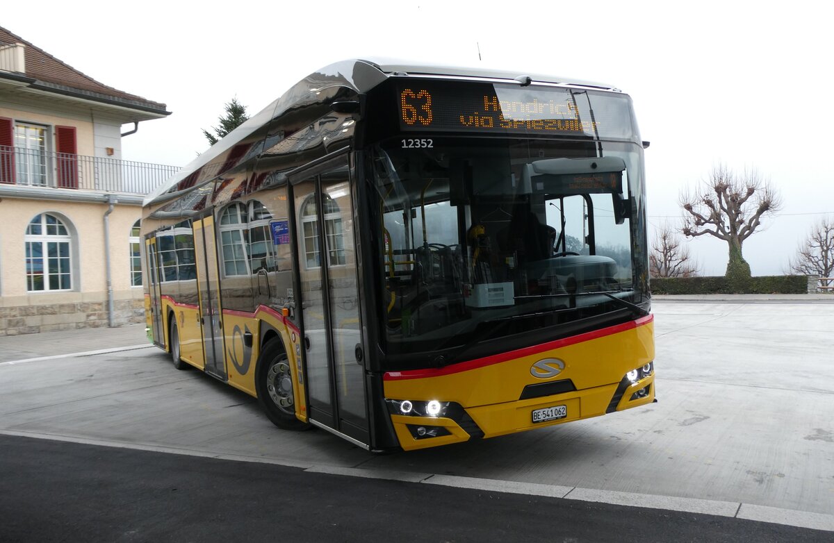 (283'225) - PostAuto Bern - BE 541'062/PID 12'352 - eSolaris am 16. Dezember 2025 beim Bahnhof Spiez