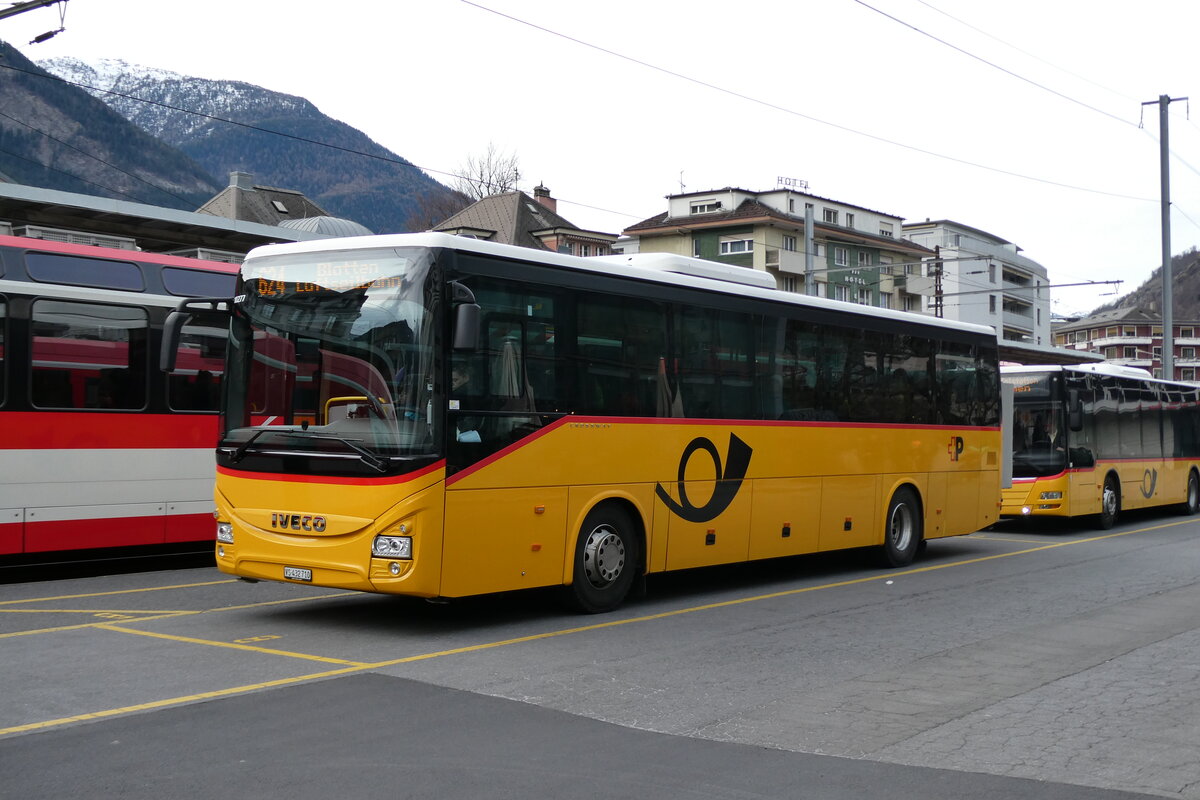 (283'410) - PostAuto Wallis - VS 432'710/PID 10'277 - Iveco am 23. Dezember 2025 beim Bahnhof Brig