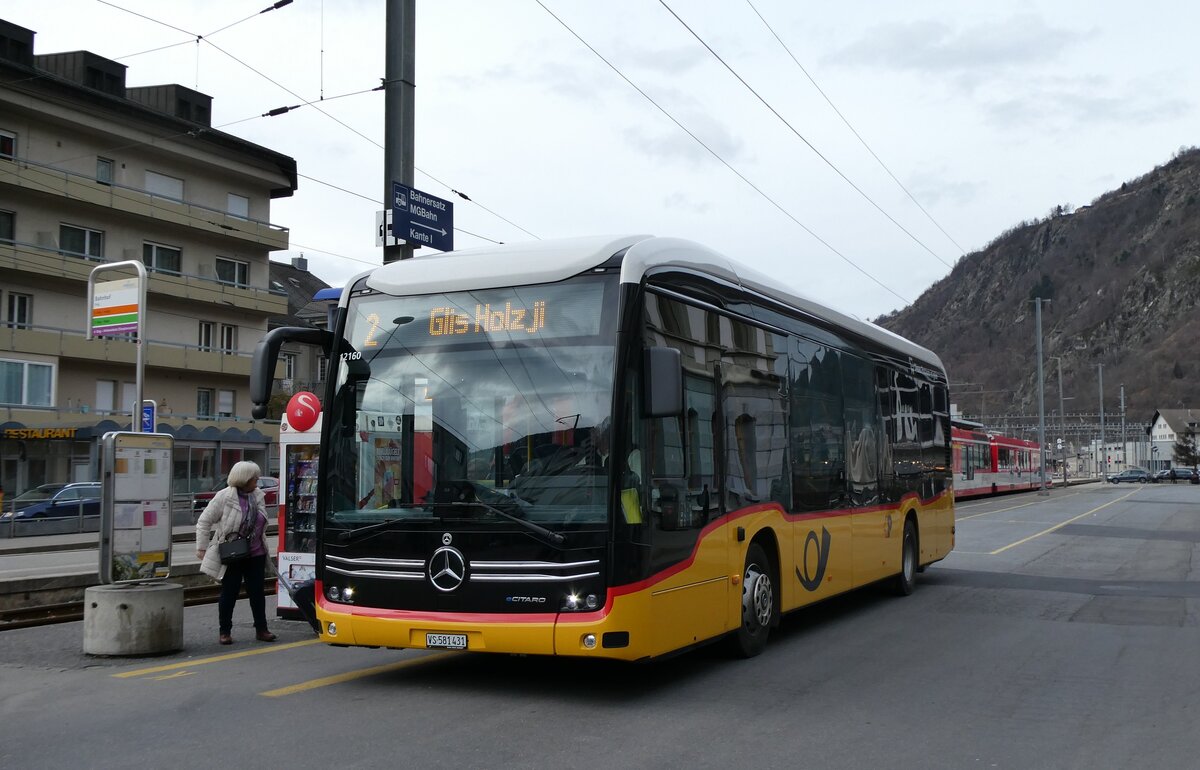(283'412) - PostAuto Wallis - VS 581'431/PID 12'160 - eMercedes am 23. Dezember 2025 beim Bahnhof Brig
