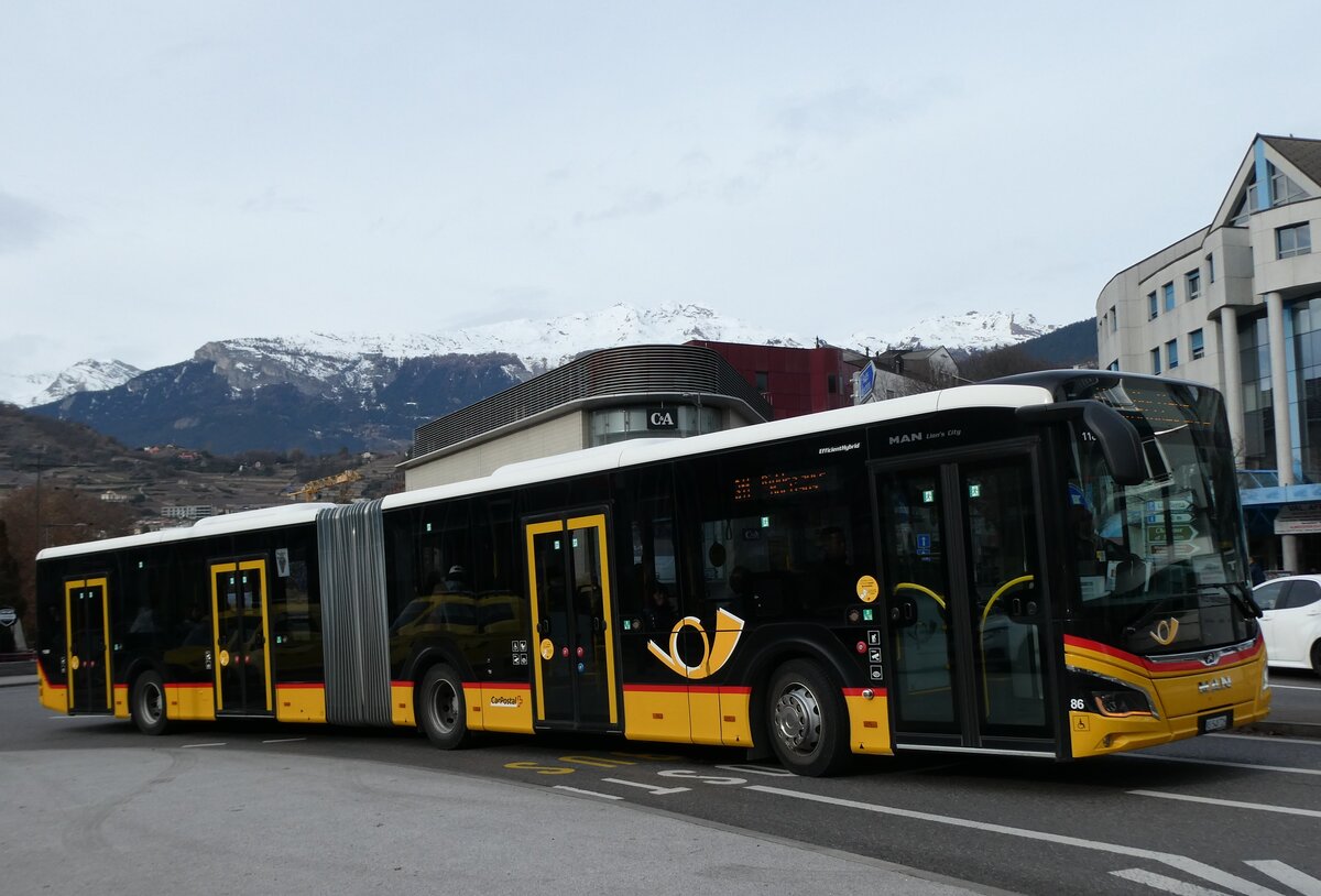 (283'451) - PostAuto Wallis - Nr. 86/VS 548'726/PID 11'889 - MAN am 23. Dezember 2025 beim Bahnhof Sion