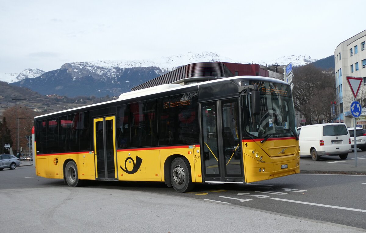 (283'481) - Lathion, Sion - Nr. 4/VS 145'606/PID 10'998 - Volvo am 23. Dezember 2025 beim Bahnhof Sion