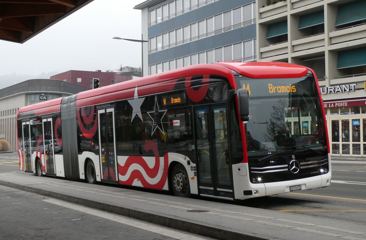 (283'549) - PostAuto Wallis - Nr. 138/VS 574'970/PID 12'138 - eMercedes am 30. Dezember 2025 beim Bahnhof Sion