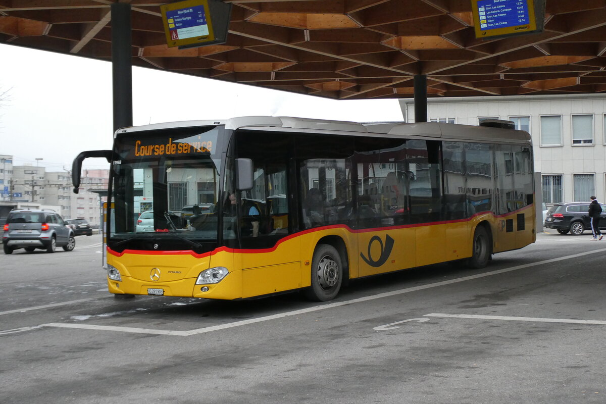 (283'590) - Buchard, Leytron - VS 291'905/PID 11'968 - Mercedes am 30. Dezember 2025 beim Bahnhof Sion