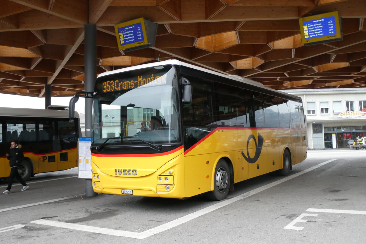 (283'592) - Mabillard, Lens - VS 5258/PID 11'967 - Iveco am 30. Dezember 2025 beim Bahnhof Sion