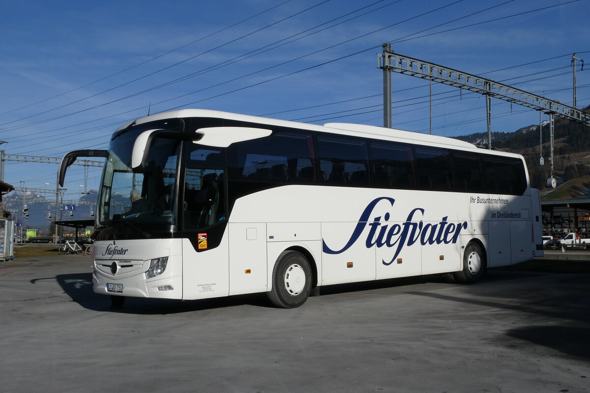 (283'627) - Aus Deutschland: Stiefvater, Binzen - L�-SR Mercedes am 1. Januar 2026 beim Bahnhof Frutigen