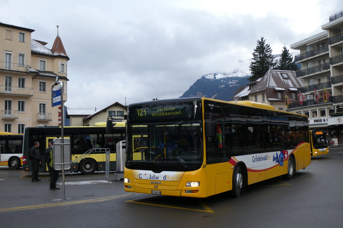 (283'643) - GrindelwaldBus, Grindelwald - Nr. 24/BE 364'408 - MAN/G�ppel am 2. Januar 2026 beim Bahnhof Grindelwald