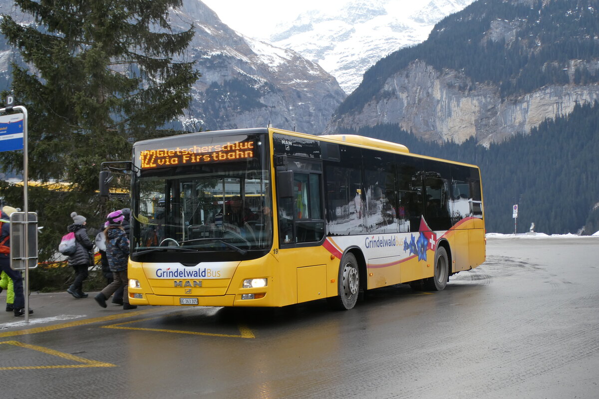 (283'650) - GrindelwaldBus, Grindelwald - Nr. 19/BE 363'305 - MAN/G�ppel am 2. Januar 2026 beim Bahnhof Grindelwald