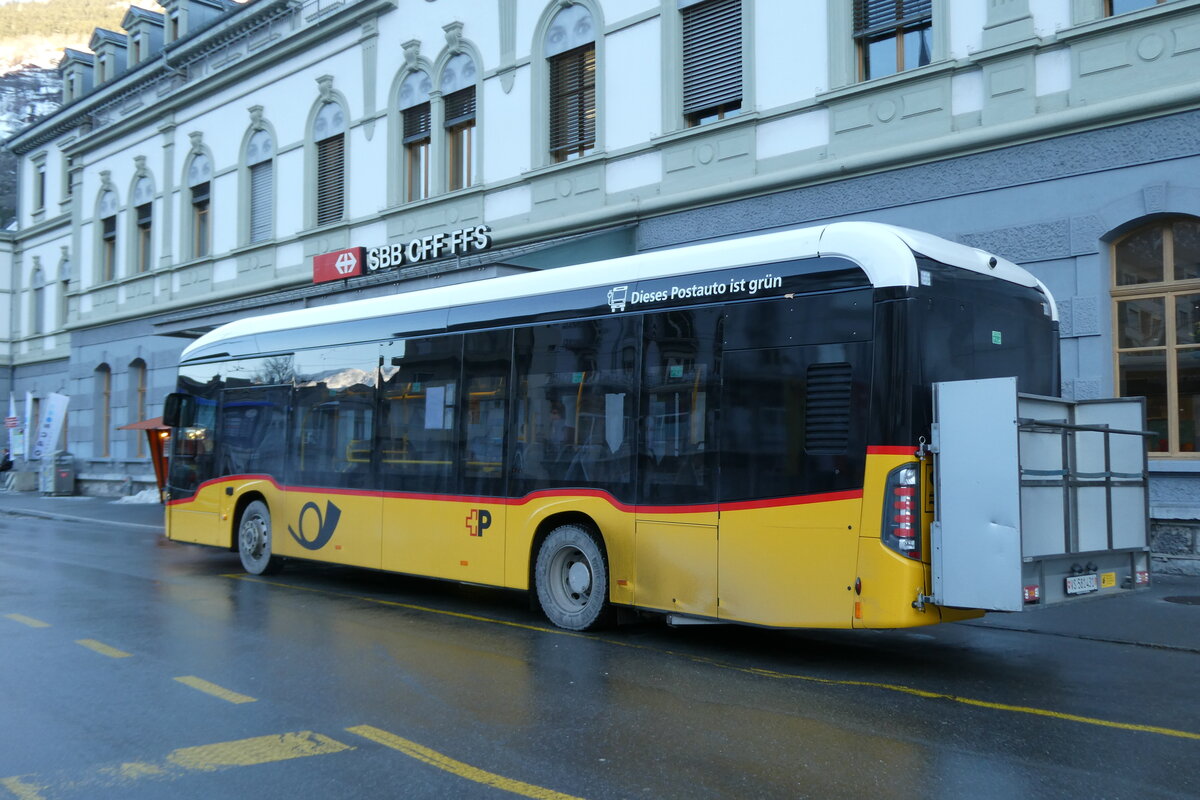 (284'149) - PostAuto Wallis - VS 581'431/PID 12'150 - eMercedes am 15. Januar 2026 beim Bahnhof Brig