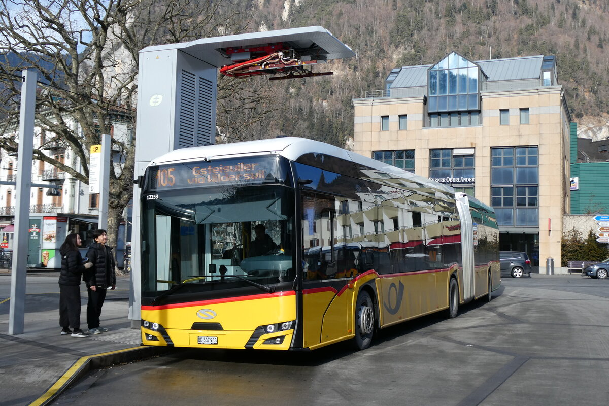 (284'323) - PostAuto Bern - BE 537'988/PID 12'353 - eSolaris am 24. Januar 2026 beim Bahnhof Interlaken West