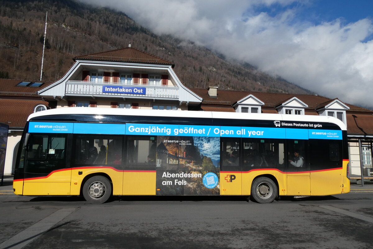 (284'359) - PostAuto Bern - BE 610'537/PID 12'126 - eMercedes am 26. Januar 2026 beim Bahnhof Interlaken Ost