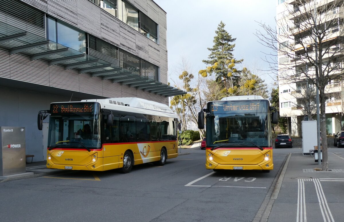 (284'820) - PostAuto Graub�nden - GR 190'014/PID 11'900 + GR 190'012/PID 11'898 - eHeuliez-Iveco (ex Gessinger, Bad Ragaz) am 10. Februar 2026 beim Bahnhof Landquart 