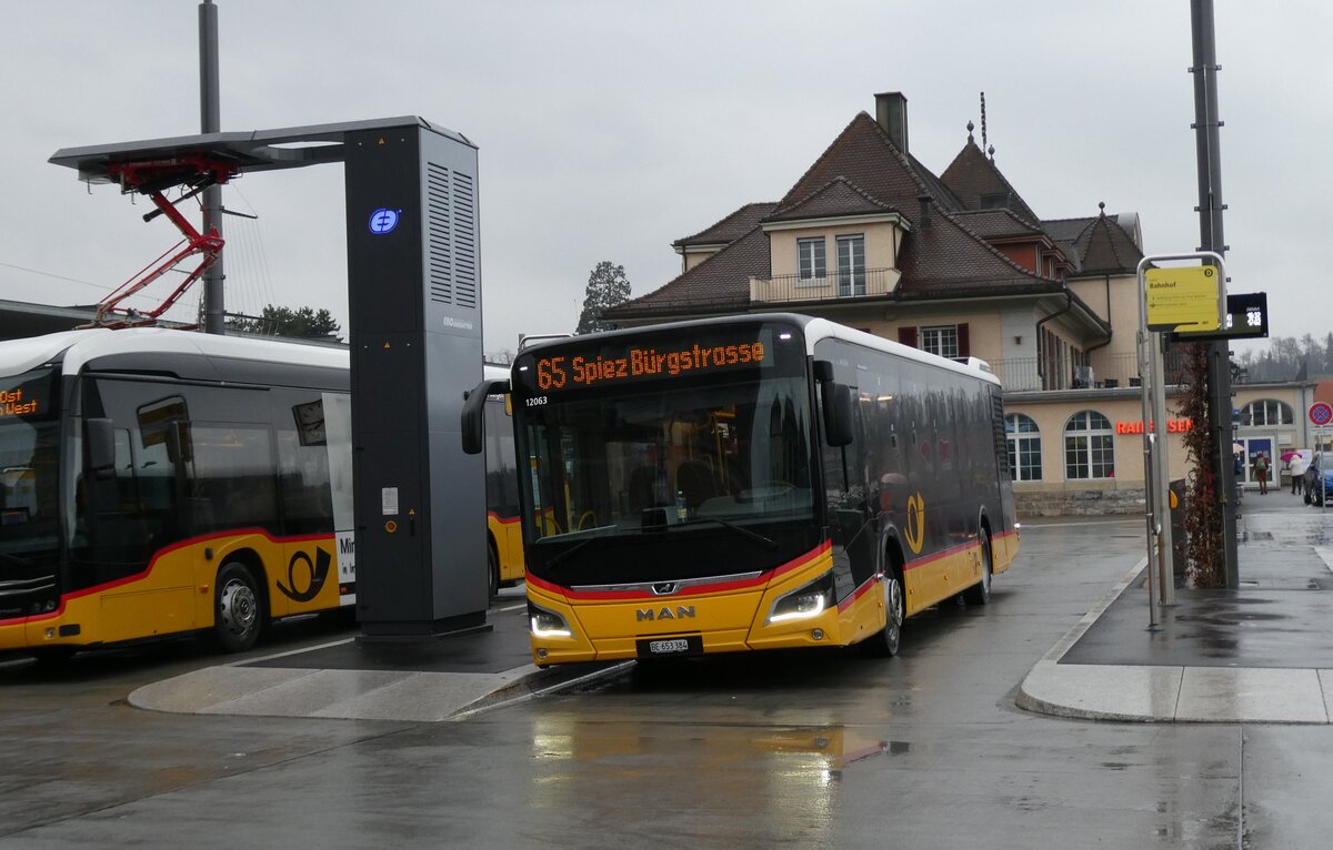 (284'911) - PostAuto Bern - BE 653'384/PID 12'063 - MAN am 14. Februar 2026 beim Bahnhof Spiez