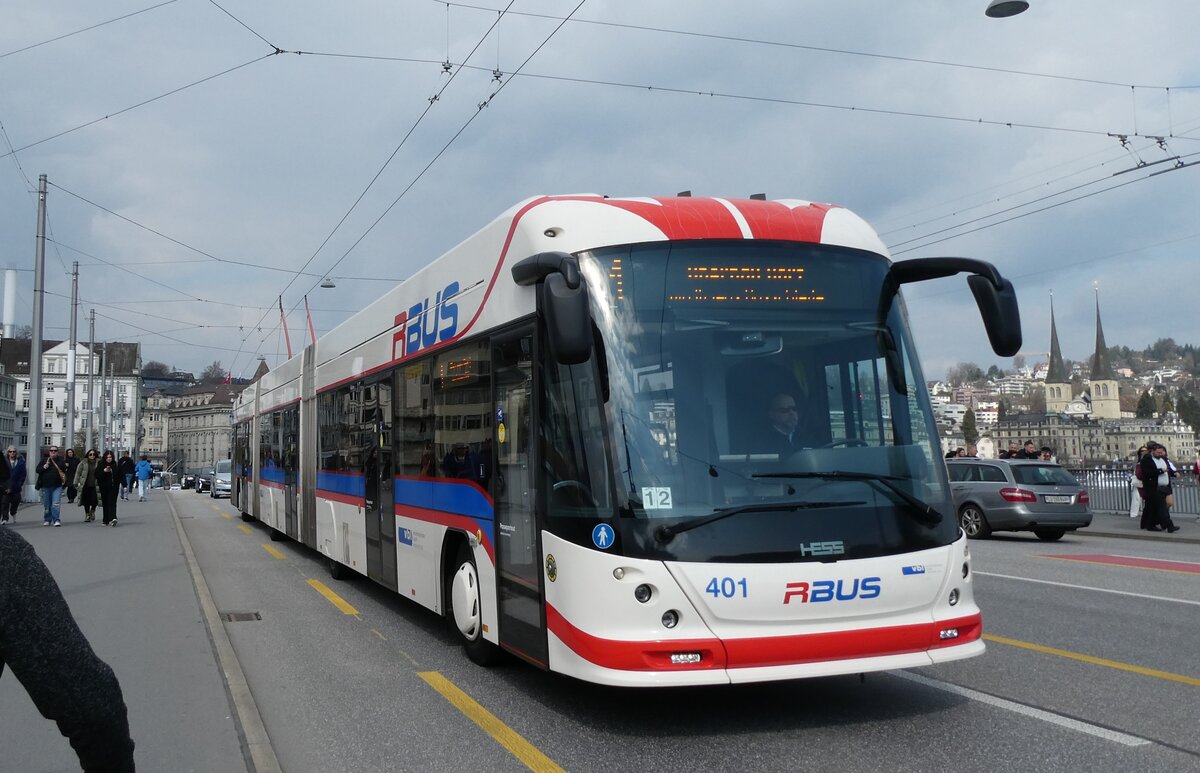 (285'705) - VBL Luzern - Nr. 401 - Hess/Hess Doppelgelenktrolleybus am 23. M�rz 2026 in Luzern, Bahnhofbr�cke