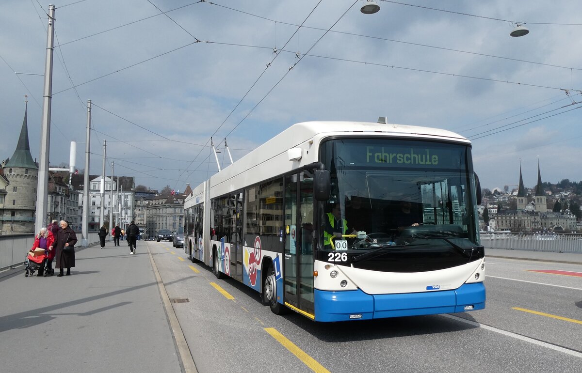 (285'713) - VBL Luzern - Nr. 226 - Hess/Hess Gelenktrolleybus am 23. M�rz 2026 in Luzern, Bahnhofbr�cke