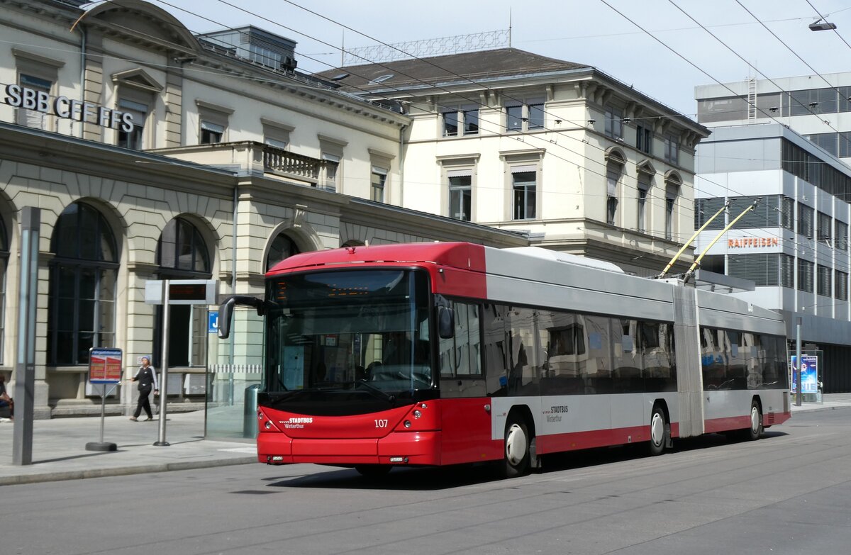(285'998) - SW Winterthur - Nr. 107 - Hess/Hess Gelenktrolleybus am 6. April 2026 beim Hauptbahnhof Winterthur
