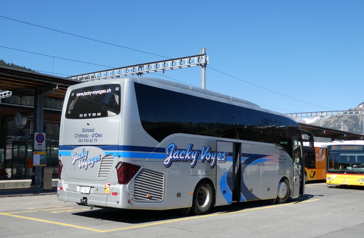 (286'042) - Jacky Voyages, Ch�teau-d'Oex - VD 710 - Setra am 9. April 2026 beim Bahnhof Gstaad
