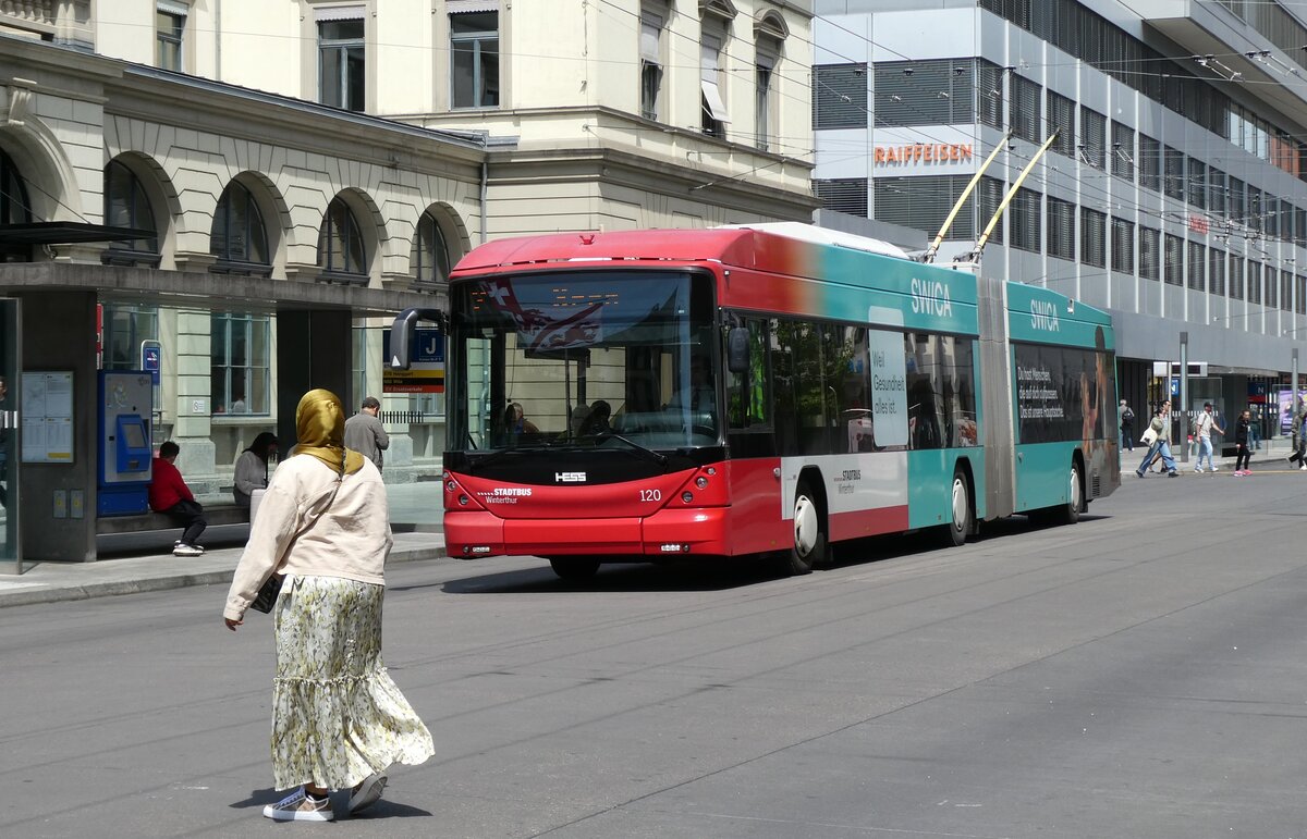 (286'671) - SW Winterthur - Nr. 120 - Hess/Hess Gelenktrolleybus am 2. Mai 2026 beim Bahnhof Winterthur