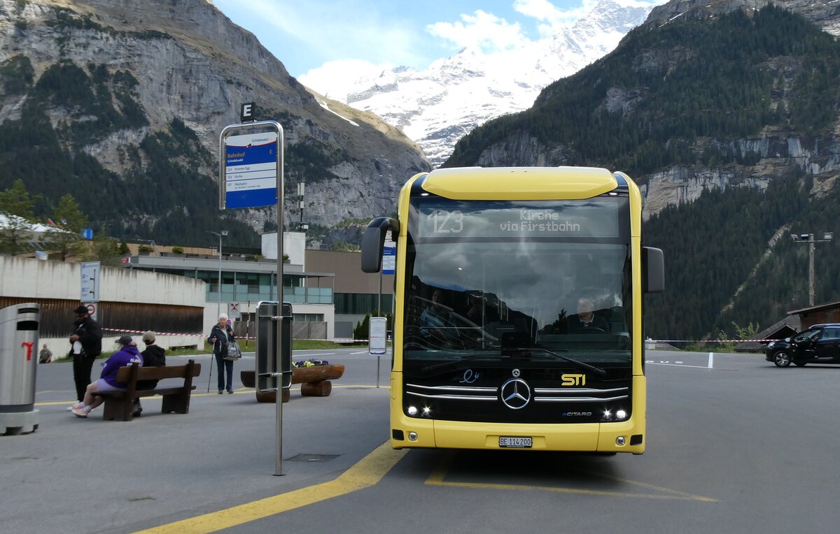 (286'846) - STI Thun - Nr. 200/BE 114'200 - eMercedes am 8. Mai 2026 beim Bahnhof Grindelwald