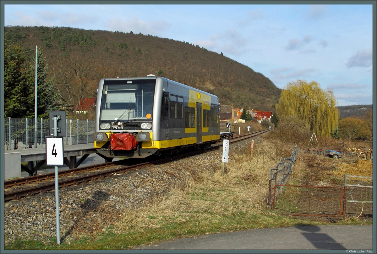 672 909 der Burgenlandbahn wartet am 22.03.2015 am Haltepunkt Wangen (b. Nebra) auf die Rückfahrt nach Naumburg. Der kleine Ort ist vor allem als Fundort der Himmelsscheibe von Nebra bekannt geworden und bildet den derzeitigen westlichen Endpunkt der Unstrutbahn. Auf dem weiteren Streckenverlauf nach Artern wurde der Personenverkehr 2006 eingestellt, gelegentlich wird die Strecke noch von Sonderzügen befahren. (Foto: Christopher Pätz)