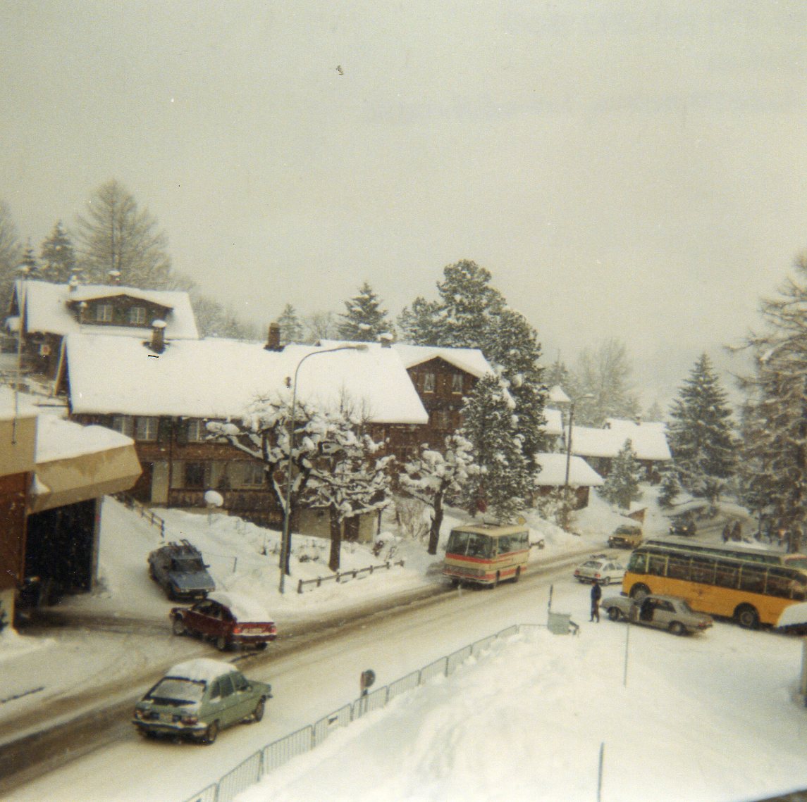 (7-12) - Aus dem Archiv: AFA Adelboden - Nr. 17/BE 332'800 - Setra (ex Born, Olten) im Februar 1988 in Adelboden, Landstrasse