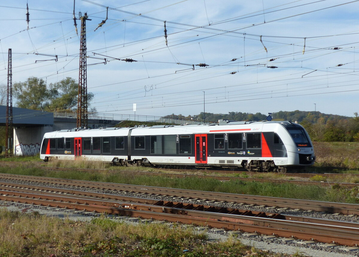 abellio 1648 435-3 als RB 80557 von Karsdorf nach Naumburg Ost, am 25.10.2021 in Naumburg Hbf.
