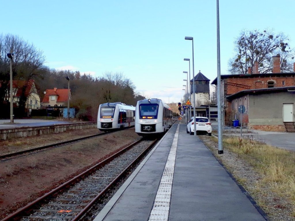 abellio 1648 448 als RB 80586 (Naumburg Ost - Wangen) und 1648 407 als RB 80587 (Wangen - Naumburg Ost), am 05.03.2019 bei Kreuzung im Bahnhof Nebra. (Foto: René Kokert)