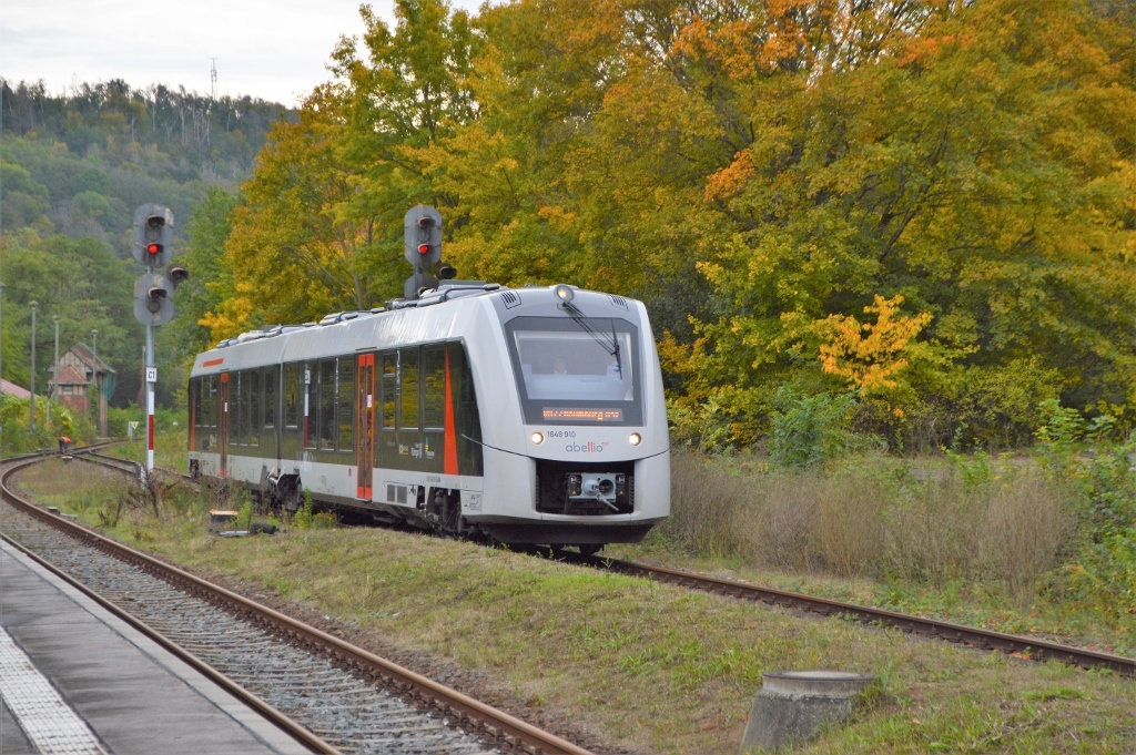 Abellio 1648 910 als RB 80559 von Wangen (U) nach Naumburg (S) Ost, am 21.10.2020 bei der Einfahrt in den Bahnhof Nebra. (Foto: Thomas Fritzsche) 