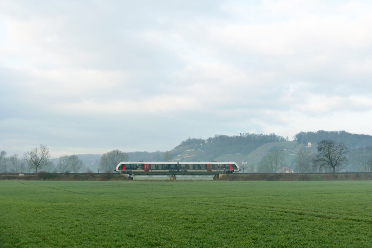 Abellio 1648 xxx als RB 80578 von Halle (S) Hbf nach Wangen (U), am 11.03.2024 auf der Unstrutbahn beim Weindorf Roßbach. Halle (S) erreichte der Zug als RE 75729 aus Halberstadt bzw. Blankenburg, womit es morgens eine Direktverbindung vom Harz ins Unstruttal gibt. (Foto: Wolfgang Krolop)