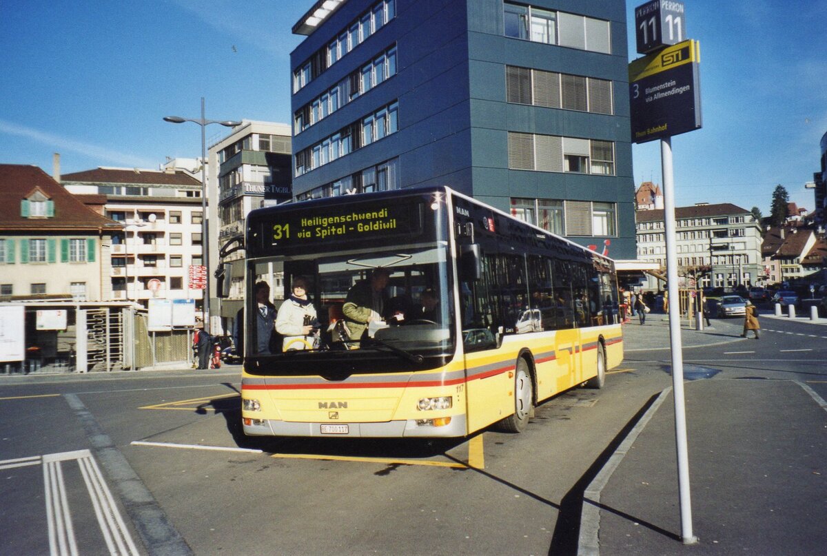 (AJ 06) - Aus dem Archiv: STI Thun - Nr. 117/BE 700'117 - MAN am 14. Februar 2007 beim Bahnhof Thun