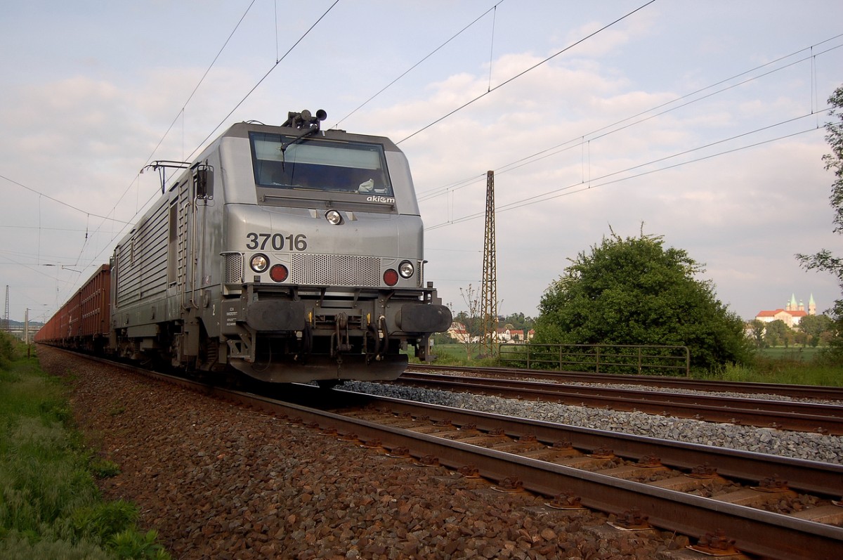 akiem E37 016 mit einem Güterzug Richtung Bad Kösen, am 04.05.2014 in Naumburg Hbf. (Foto: dampflok015)
