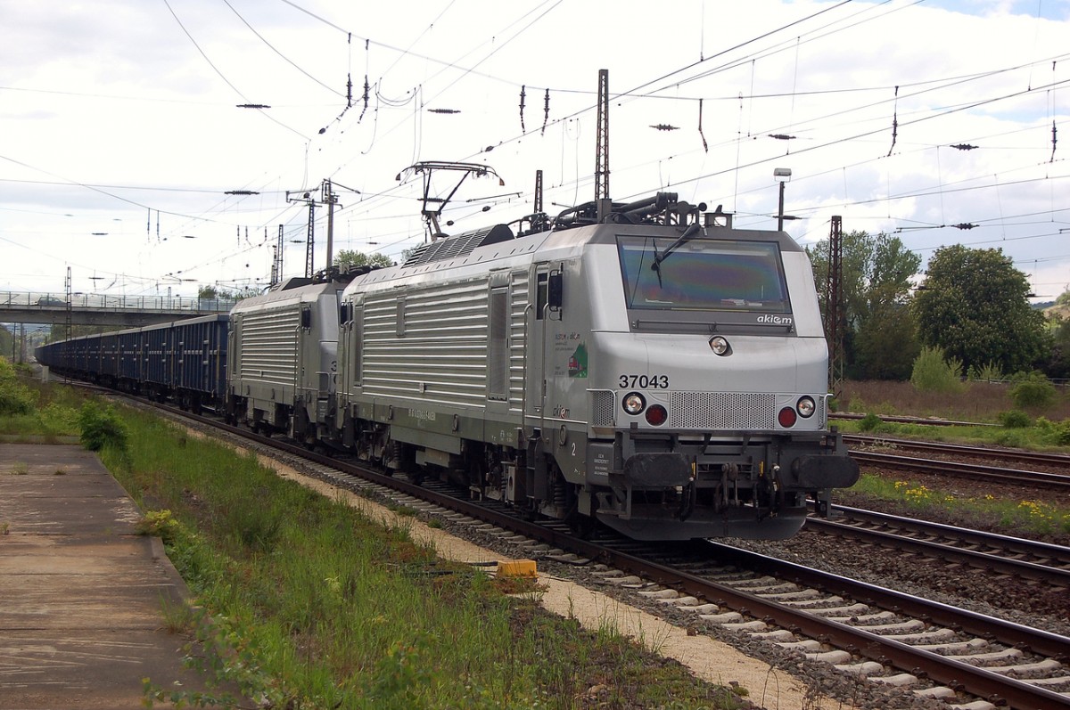 akiem E37 043 + E37 016 mit einem Gterzug Richtung Leiling, am 07.05.2014 in Naumburg Hbf. (Foto: dampflok015)