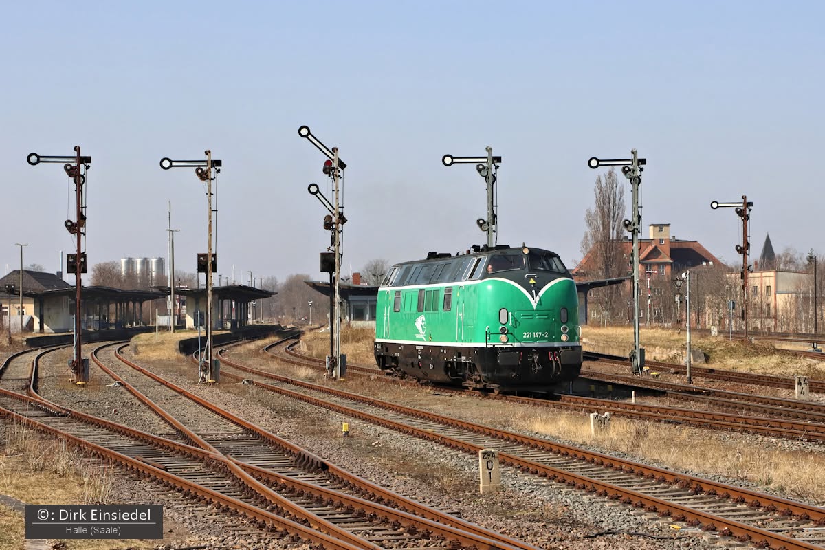Als Triebfahrzeugfahrt in Richtung Leipzig verl�sst die FLEX 221 147-2 am 25.04.2022 den Personenbahnhof in Zeitz. Die Aufnahme d�rfte doppelt historisch sein: Zum einen hat die Lok inzwischen Fristablauf und zum anderen stehen dort inzwischen die neuen KS-Signale... (Foto: Dirk Einsiedel)