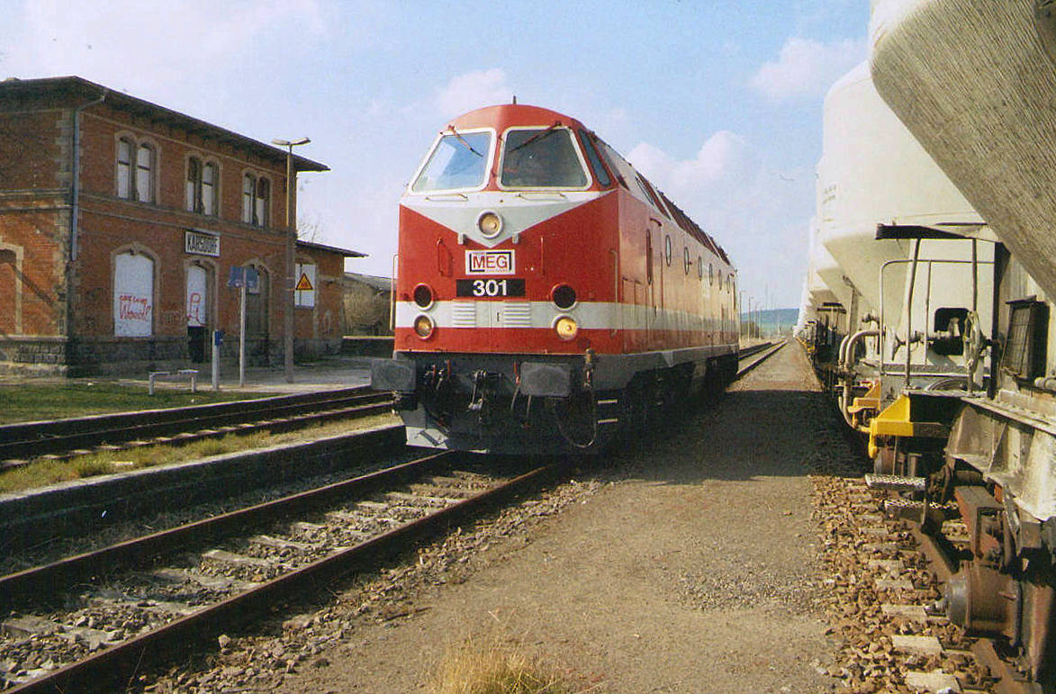 Am 01.04.2008 brachte die MEG 301 leere Zementkesselwagen nach Karsdorf. Günther Göbel fotografierte die Lok Lz vor der Rückfahrt.