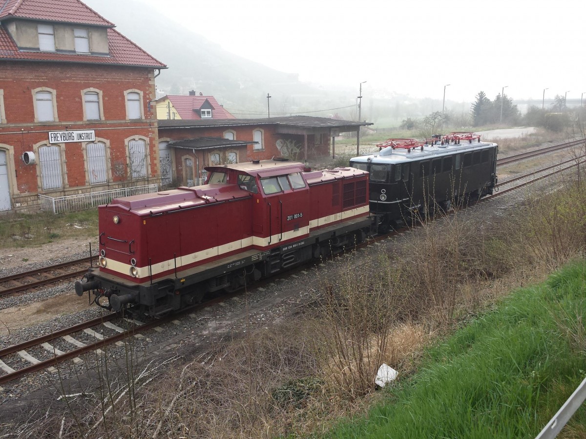 Am 01.04.2014 berfhrte die EBS 201 001-5 die EBS 142 145-2 ber die Unstrutbahn nach zur EBS nach Karsdorf. Hier die Durchfahrt in Freyburg Bbf. (Foto:  vermesser )