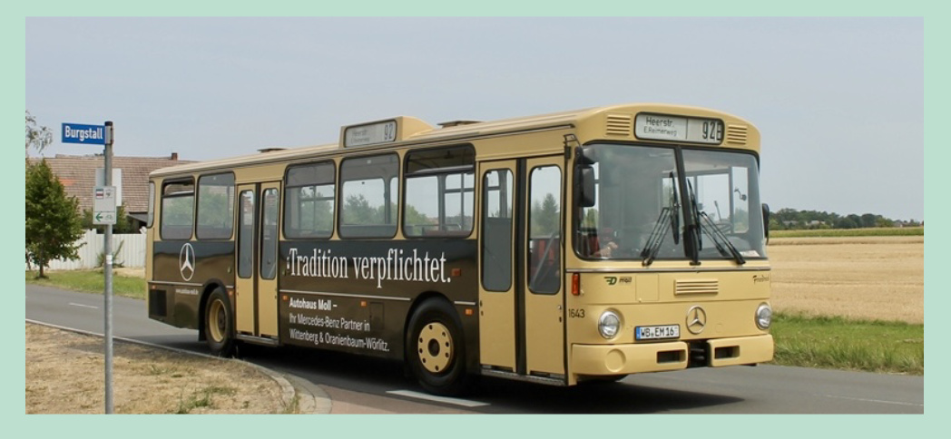 Am 01.06.2024 veranstaltet die IG Unstrutbahn e.V. ihr jährliches Unstrutbahnfest von 11 bis 17 Uhr am Bahnhof Nebra. Dazu wird dieser Mercedes Benz O305 Bus mehrmals täglich zwischen den Bahnhöfen Laucha (Unstrut) und Roßleben in Thüringen pendeln, da leider weiterhin kein Zugverkehr über Wangen (Unstrut) hinaus möglich ist. Alle Infos zum Fest: https://www.unstrutbahn.de/wp-content/uploads/2024/05/Unstrutbahnfest-2024.pdf