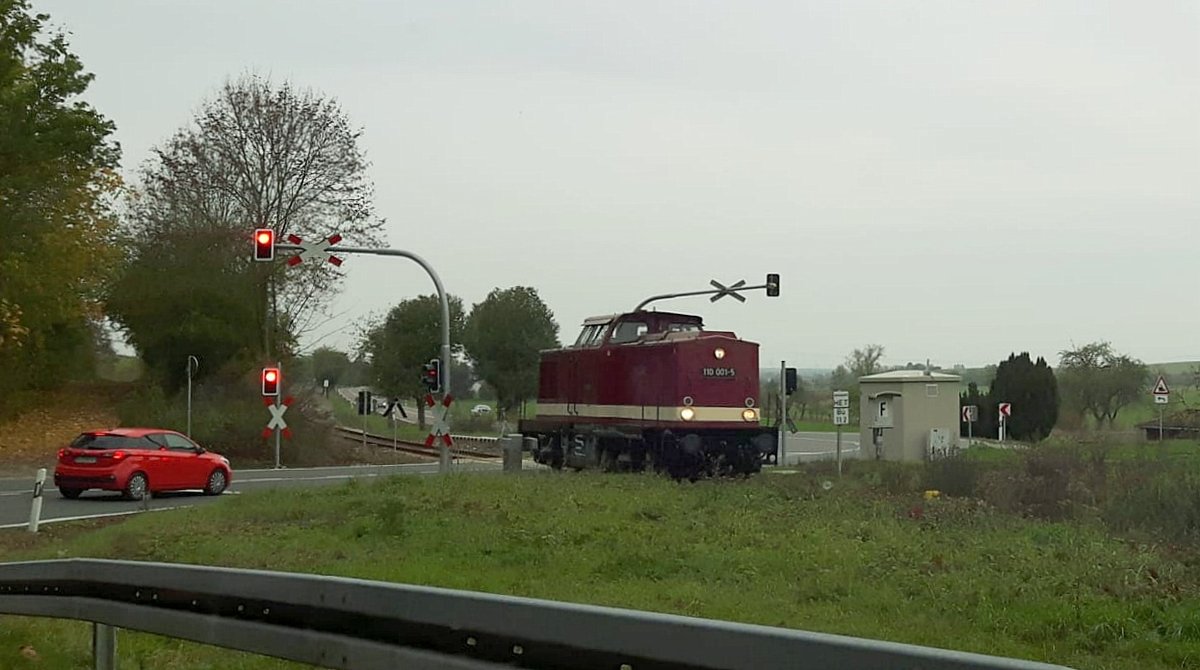 Am 01.11.2019 war die EBS 110 001-5 am Hohn bei Laucha als Tfzf von Karsdorf nach Naumburg Hbf unterwegs.
