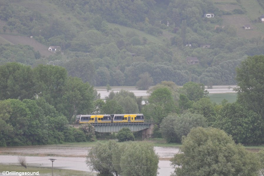 Am 02.06.2013 war das Unstruttal noch vom Hochwasser gezeichnet, als die RB 34876 von Naumburg Ost bei Kirchscheidungen nach Wangen unterwegs war. (Foto: Drillingssound)