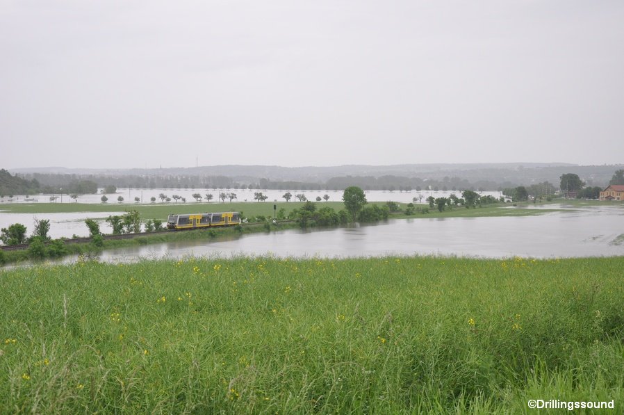 Am 02.06.2013 war das Unstruttal noch vom Hochwasser gezeichnet, als die RB 34878 von Naumburg Ost bei Kleinjena nach Wangen unterwegs war. (Foto: Drillingssound)