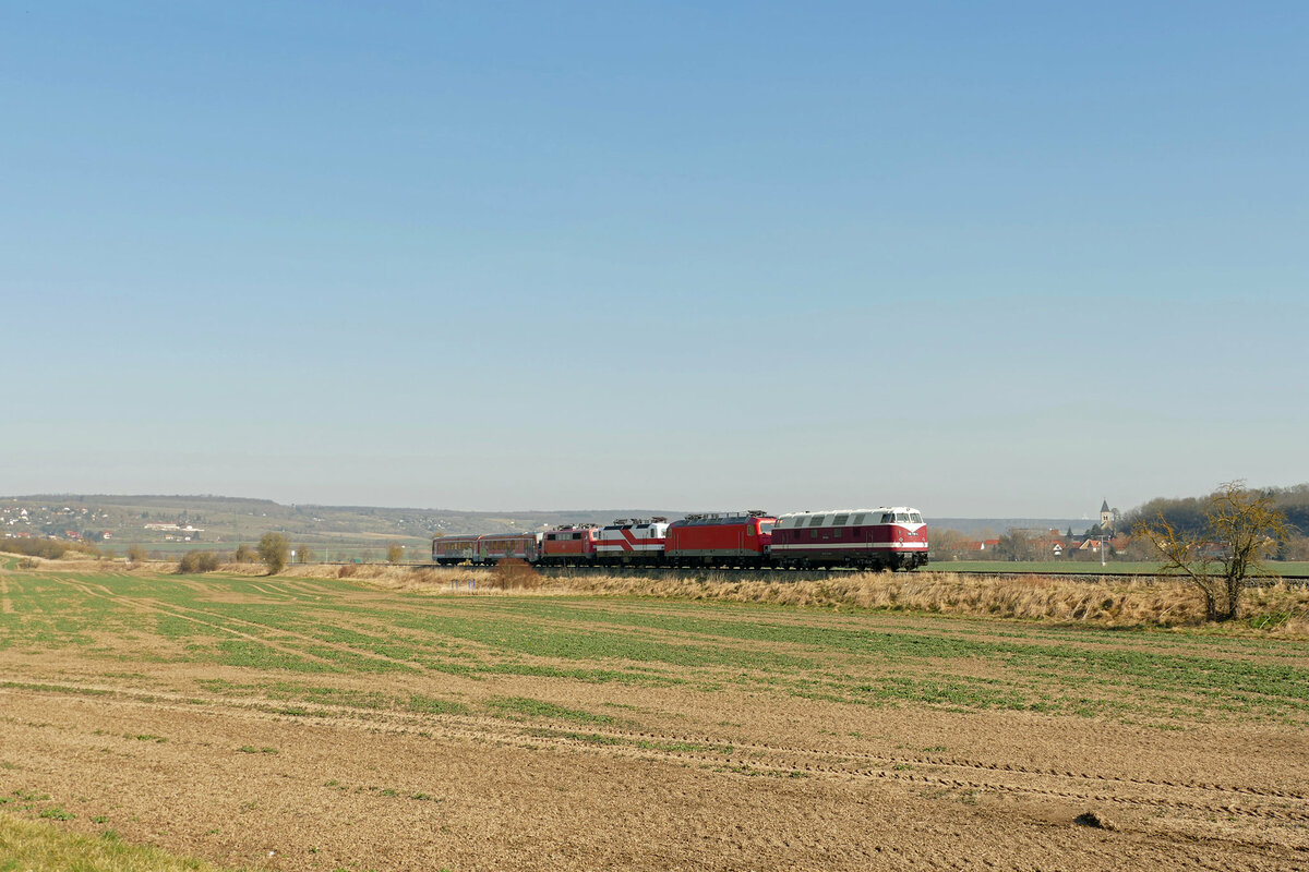 Am 03.03.2022 war die EBS 118 719 zusammen mit der 156 002, 243 822, der DB 111 049 und dem 628 101 bei Kleinjena auf Überführungsfahrt nach Naumburg (S) Hbf. Die 111er und der 628er gingen weiter zur GfE Gesellschaft für Eisenbahnbetrieb mbH nach Crailsheim. (Foto: Wolfgang Krolop)
