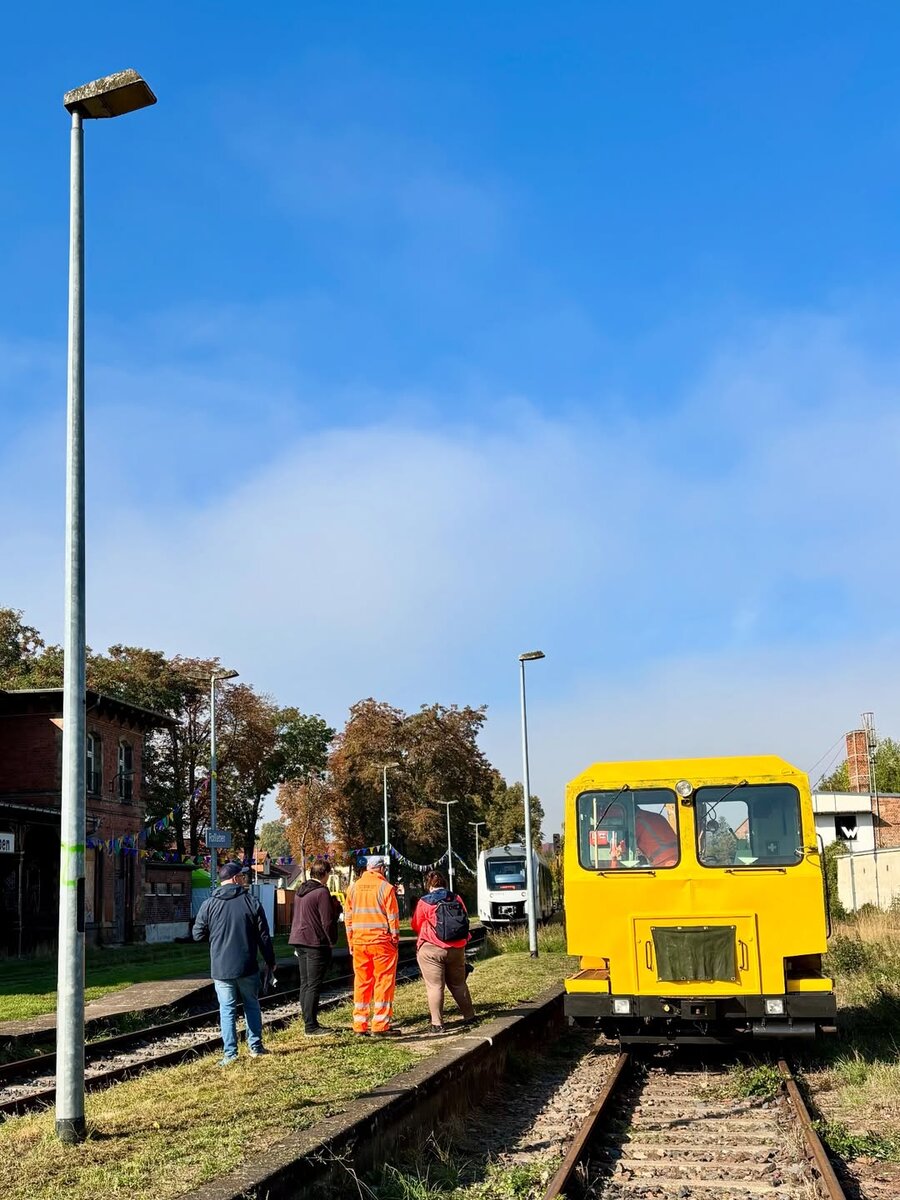 Am 03.10.2025 wurde in Roleben das 20. Unstrutbahnfest und das 20-jhrige Bestehen der IG Unstrutbahn e.V. gefeiert. Auch der vereinseigene SKL 25.1.4248 war mit dabei. Dieser wurde im Mrz von den Eisenbahnfreunden Wetterau erworben. (Foto: Philipp Spannemann)