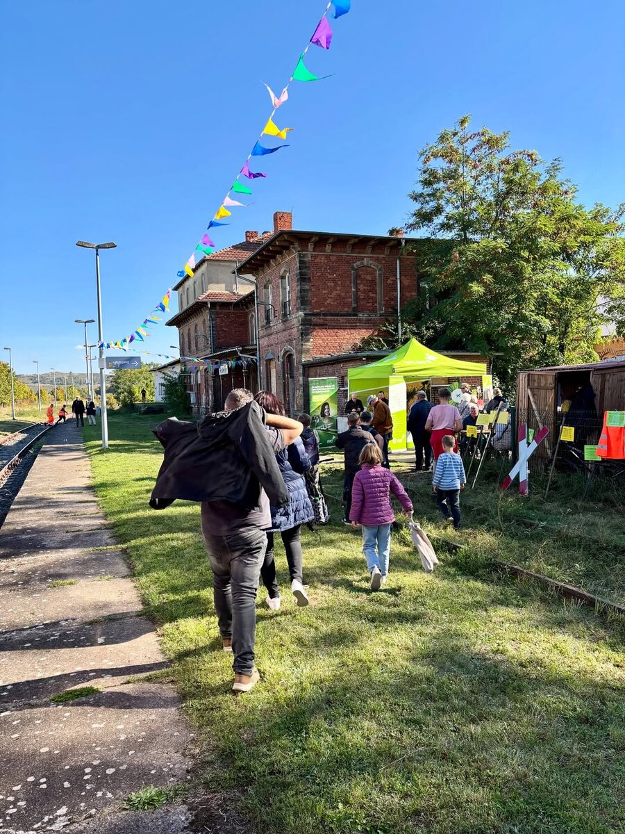 Am 03.10.2025 wurde in Roleben das 20. Unstrutbahnfest und das 20-jhrige Bestehen der IG Unstrutbahn e.V. gefeiert. (Foto: Philipp Spannemann)