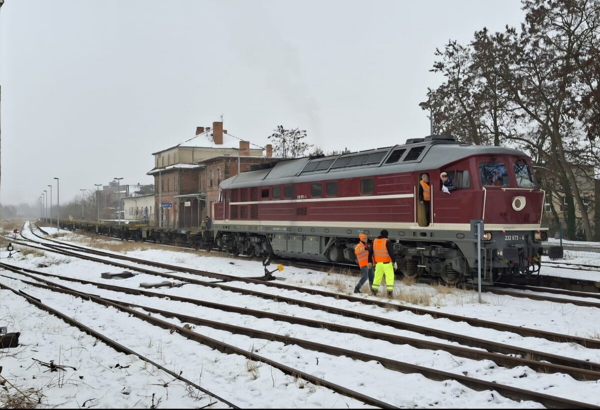 Am 06.02.2026 erreichte mit der BBG 232 673-4 seit Mitte der 1990er Jahre wieder ein Güterzug über die Unstrutbahn den Bahnhof Roßleben. Sie brachte leere MFD Rail Containertragwagen zur Abstellung. (Foto: Ch. Kaebel)