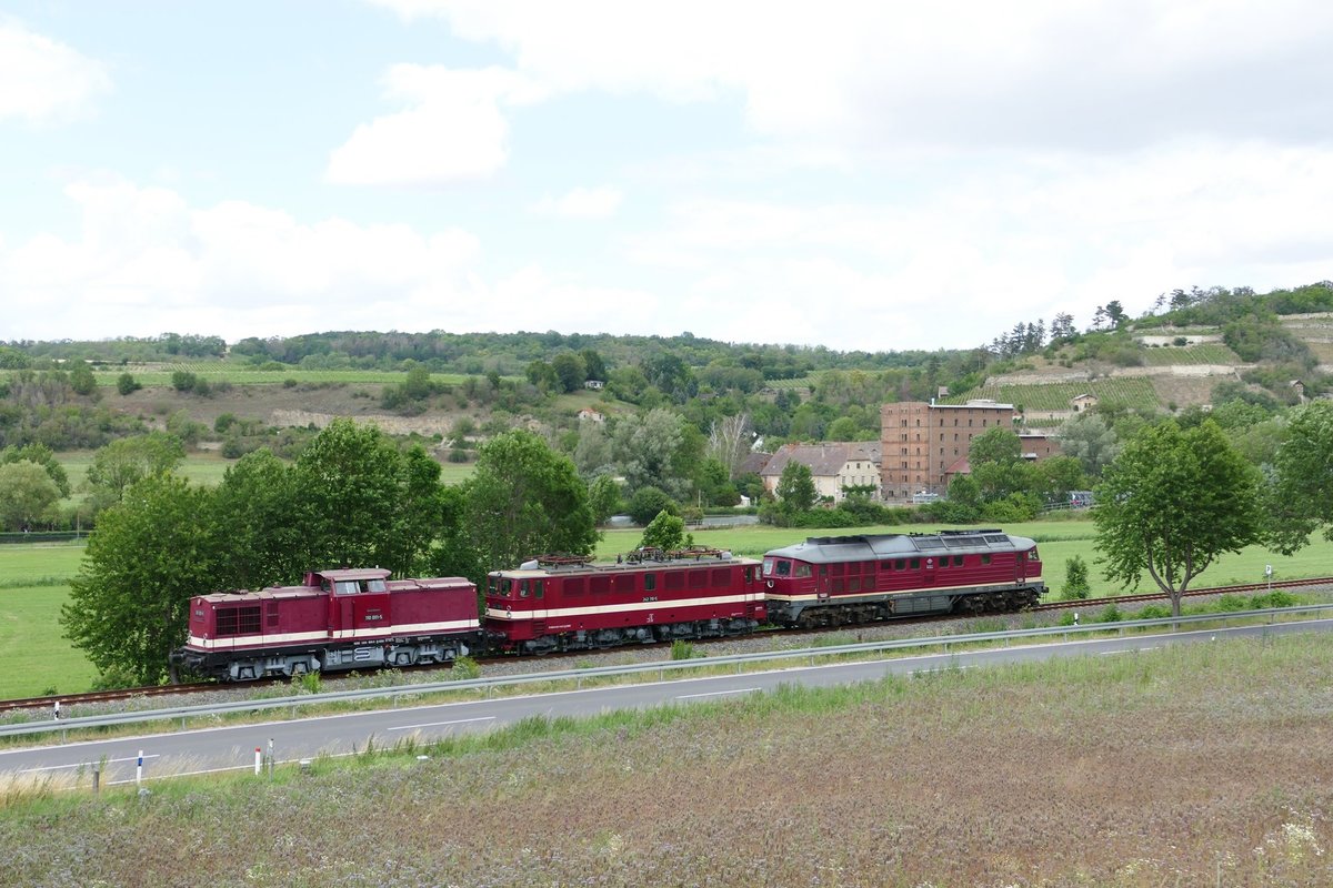 Am 06.07.2020 war die EBS 110 001 bei Balgstädt zusammen mit der 142 110 und der 132 334 nach Karsdorf unterwegs. (Foto: Wolfgang Krolop)