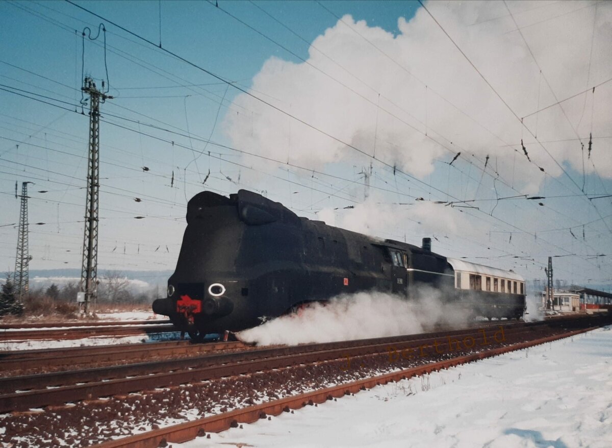 Am 07.02.1996 kommt die DB 01 1102 von Halle (S) auf der Fahrt nach Meiningen durch Naumburg Hbf. (Foto: Jörg Berthold)