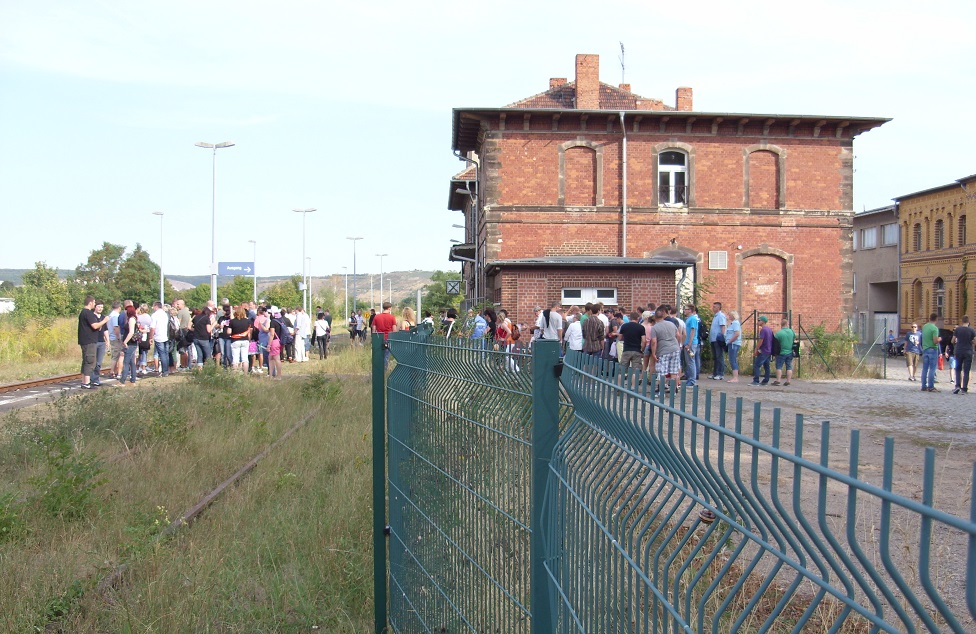 Am 07.09.2013 nutzten viele Roßlebener die Möglichkeit mit dem Zug zum Freyburger Winzerfest zu fahren und sorgten somit mal wieder für einen belebten Bahnhof. (Foto: Ingo Heidenreich)