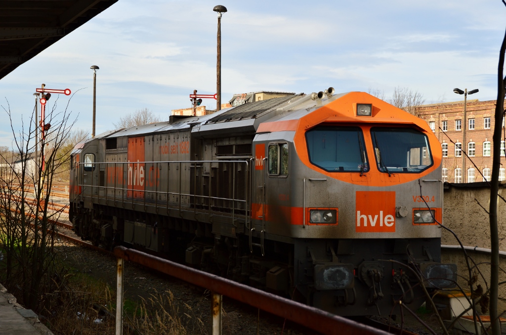 Am 08.02.2014 war hvle V 330.4 (92 80 1250 004-9 D-HVLE) an der ehemaligen Expressgutrampe in Zeitz Pbf abgestellt.