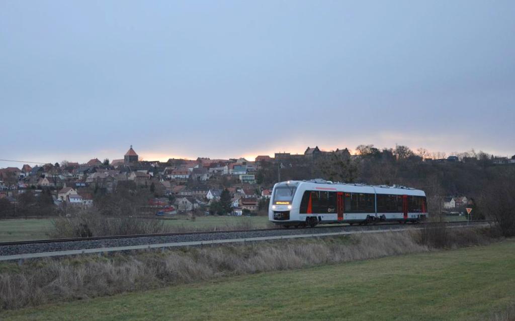 Am 09.12.2018 startete abellio 1648 952 als erste offizielle RB des neuen Betreibers Abellio Rail Mitteldeutschland in Wangen, um als RB 80569 nach Naumburg Ost zu verkehren. Das Bild entstand zwischen Nebra und Reinsdorf (b Nebra). (Foto: dampflok015)