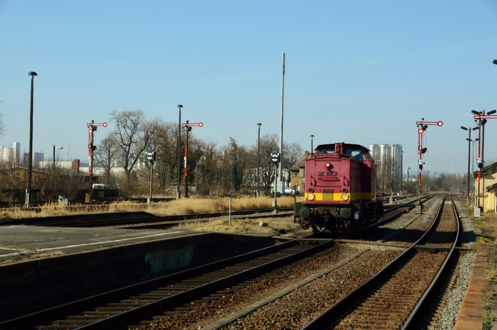 Am 10.03.2014 durchfuhr die EBS 202 487-5 (92 80 3202 487-5 D-EBS) aus der Abstellung Gera kommend den Zeitzer Bahnhof.