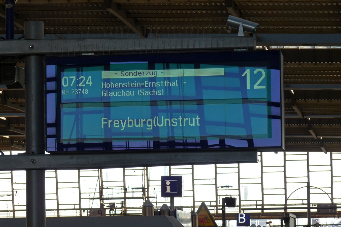 Am 10.05.2014 machten die Mitarbeiter der Erzgebirgsbahn eine Mitarbeiterfahrt ins Unstruttal nach Freyburg. Hier der Zugzielanzeiger fr die RB 23748 nach Freyburg in Chemnitz Hbf. (Foto: Klaus Hentschel)